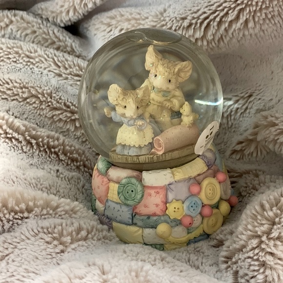 Tiny Talk musical snow globe - Picture 1 of 8